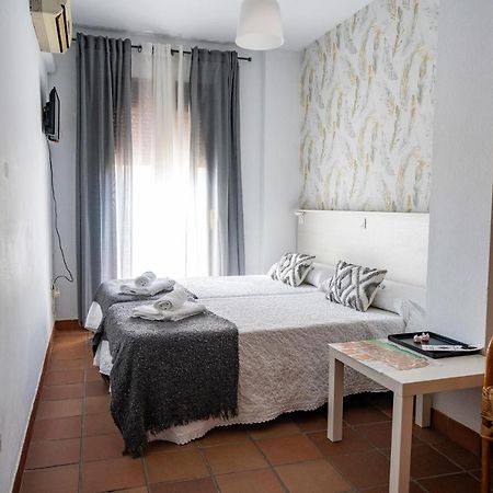 Hostal Plaza De Italia Касерес Экстерьер фото