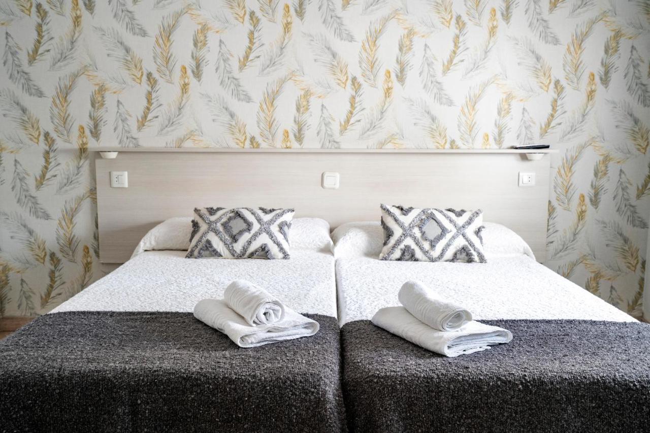 Hostal Plaza De Italia Касерес Экстерьер фото