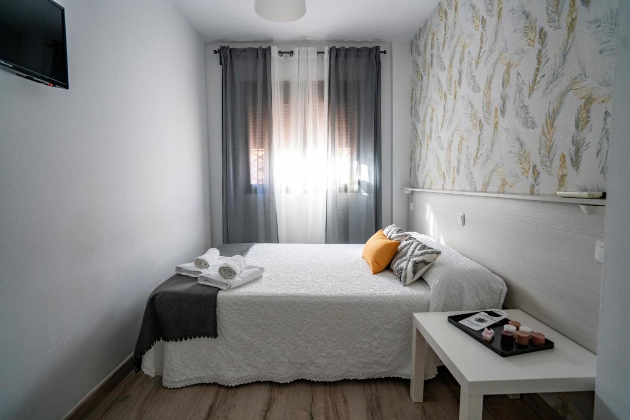 Hostal Plaza De Italia Касерес Экстерьер фото