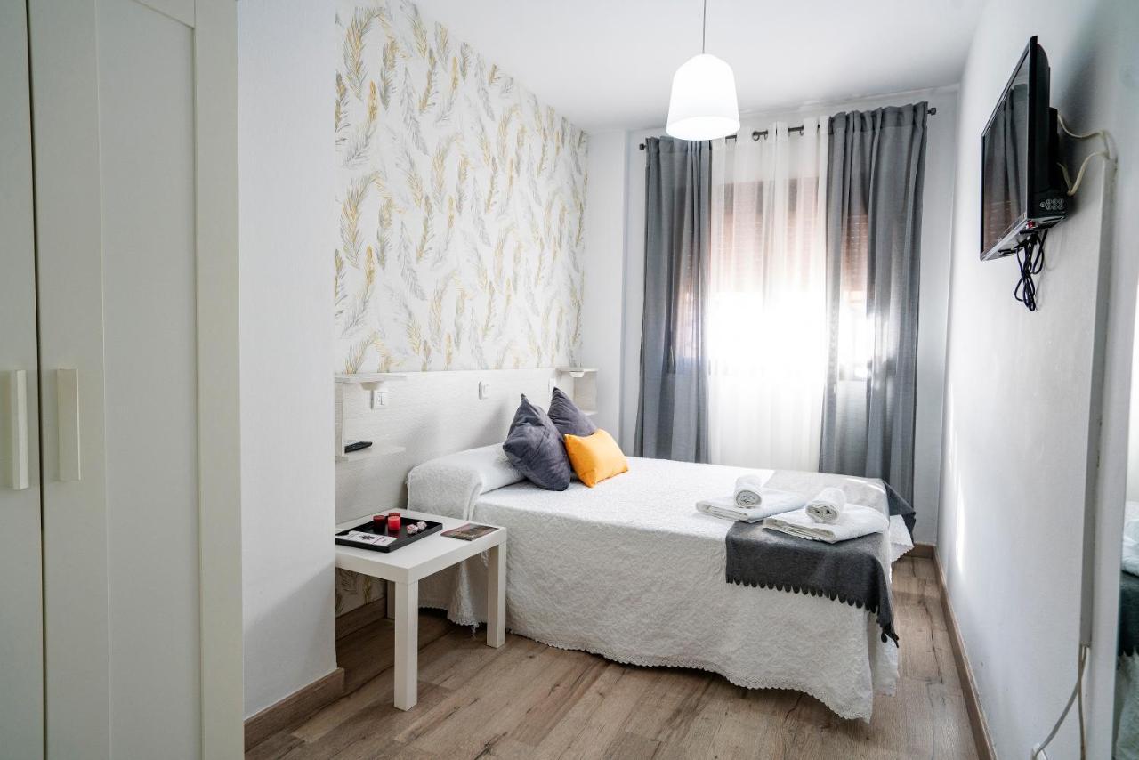 Hostal Plaza De Italia Касерес Экстерьер фото