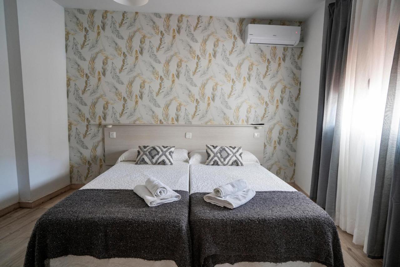 Hostal Plaza De Italia Касерес Экстерьер фото