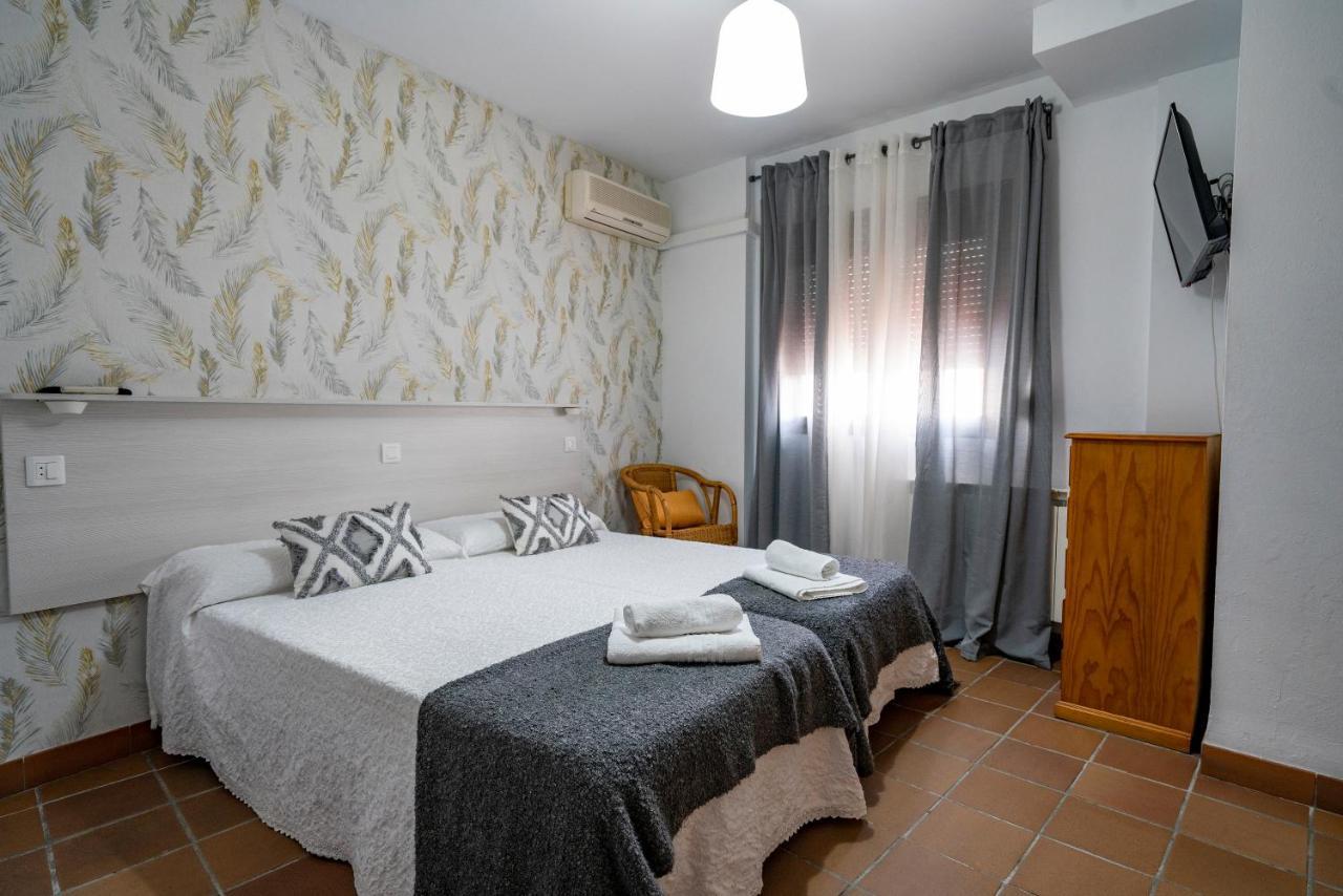 Hostal Plaza De Italia Касерес Экстерьер фото