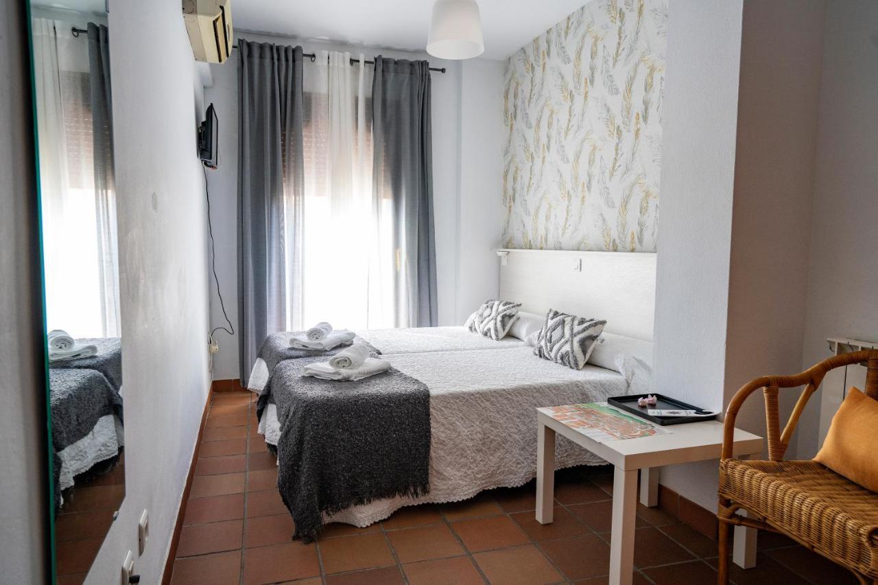 Hostal Plaza De Italia Касерес Экстерьер фото