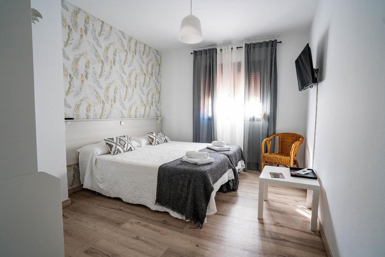 Hostal Plaza De Italia Касерес Экстерьер фото
