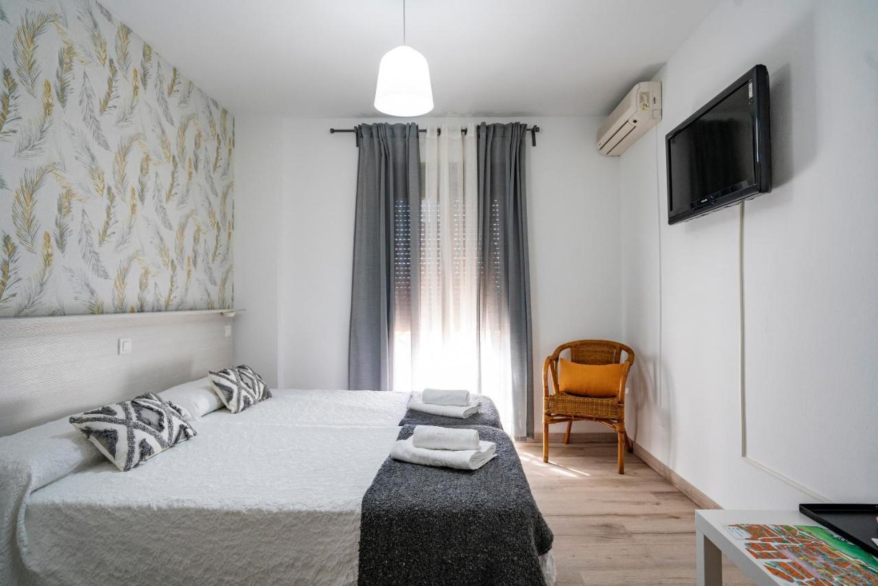 Hostal Plaza De Italia Касерес Экстерьер фото