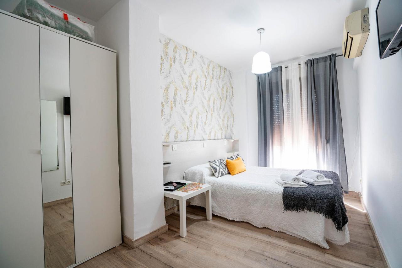 Hostal Plaza De Italia Касерес Экстерьер фото