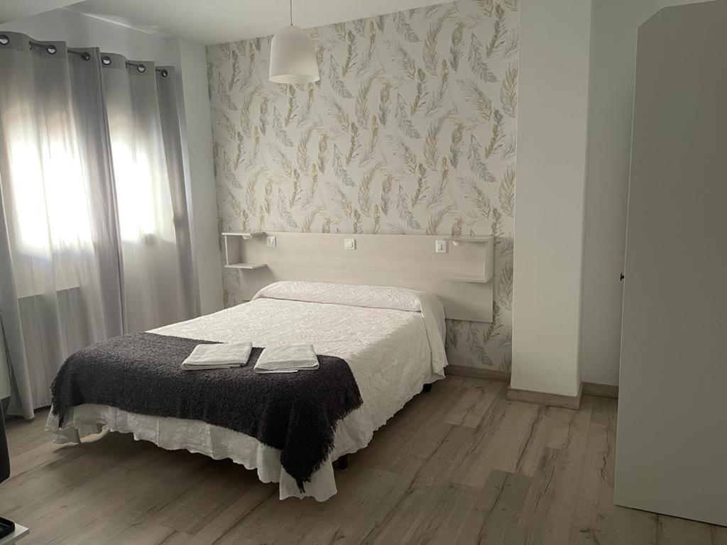 Hostal Plaza De Italia Касерес Экстерьер фото