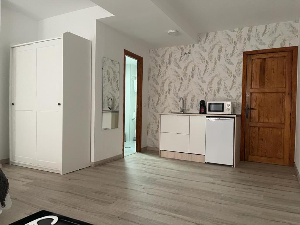 Hostal Plaza De Italia Касерес Экстерьер фото