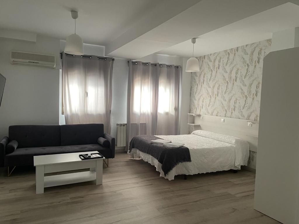 Hostal Plaza De Italia Касерес Экстерьер фото