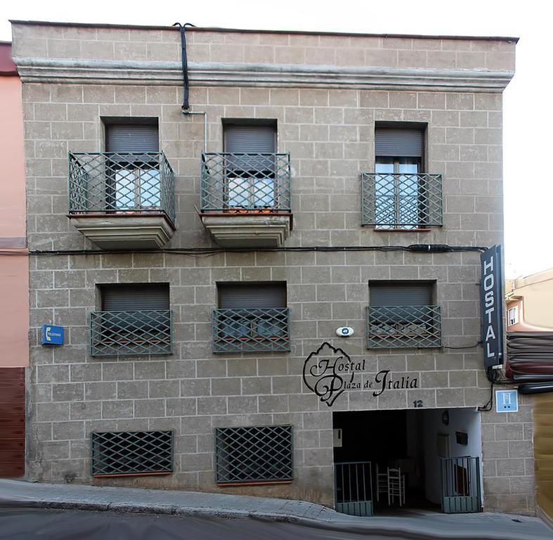 Hostal Plaza De Italia Касерес Экстерьер фото
