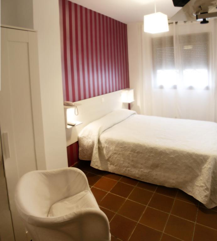 Hostal Plaza De Italia Касерес Экстерьер фото
